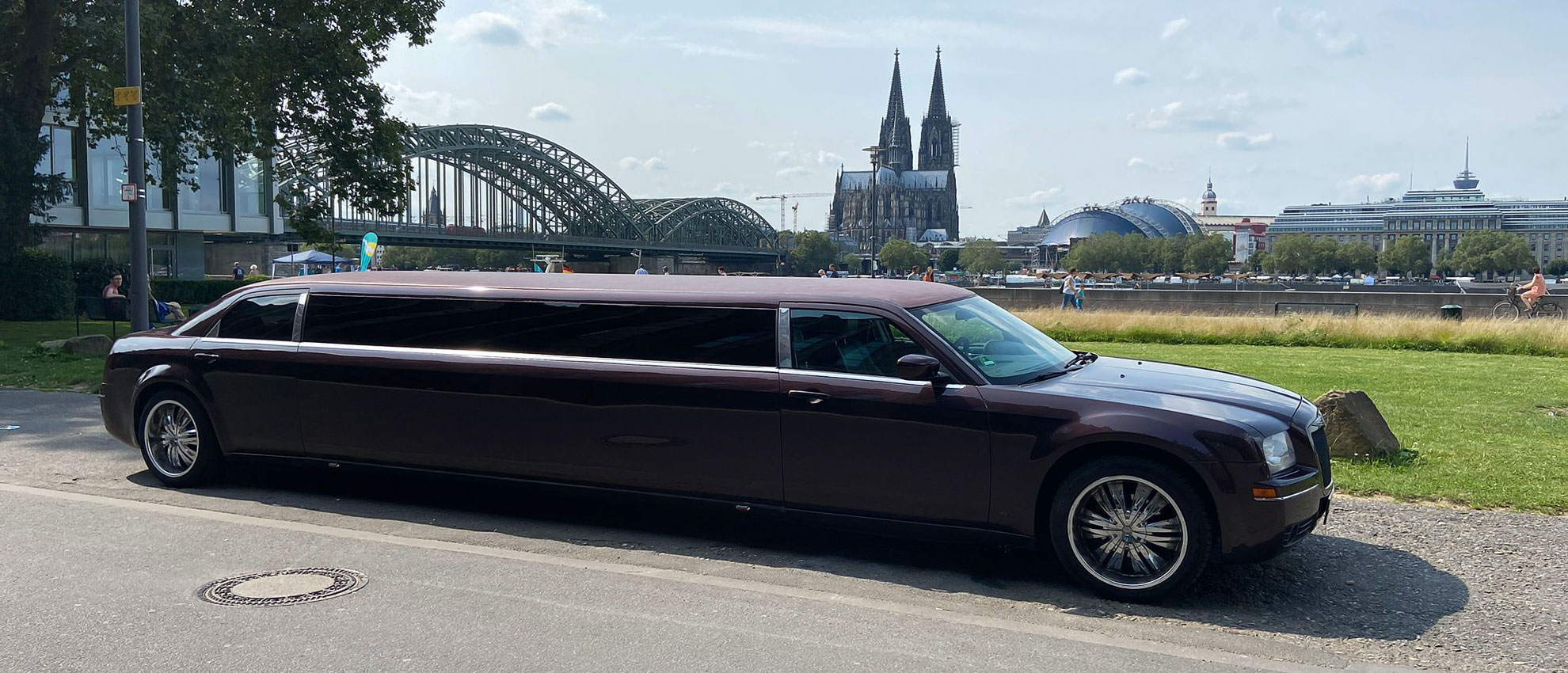 Hier Chrysler Partylimo in Köln mieten