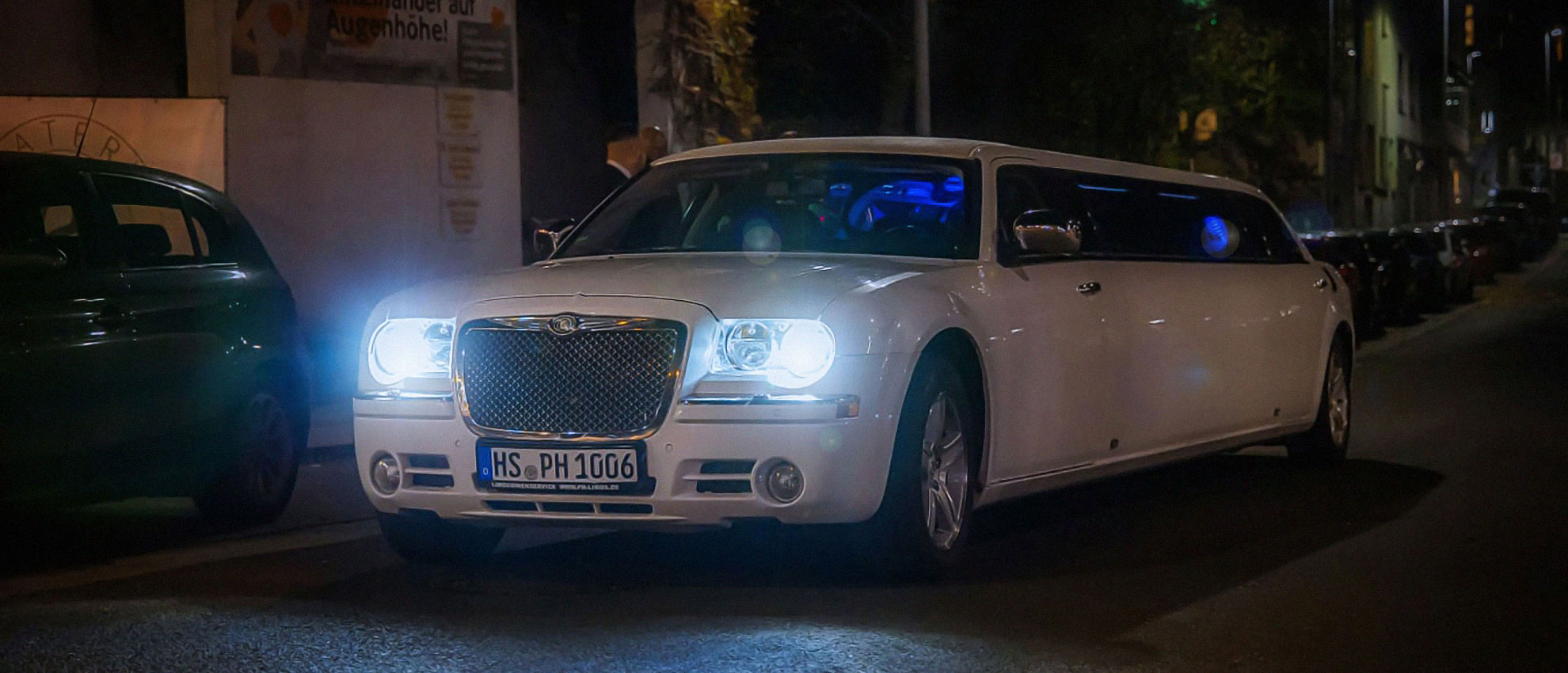 Hier anfragen Chrysler Stretchlimo mieten und Limousinenstrip buchen